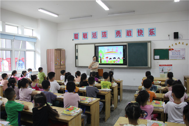 我校一年级新生来校报到啦！