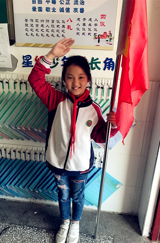我们在队旗下合个影，争做新时代好队员