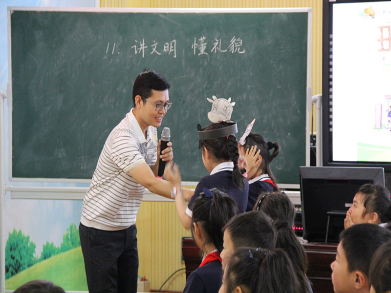 市小学品德“青蓝课程”展示活动在我校举行