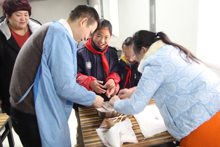 迎元宵佳节 品传统美味——师专二附小教育集团开展元宵节亲子活动