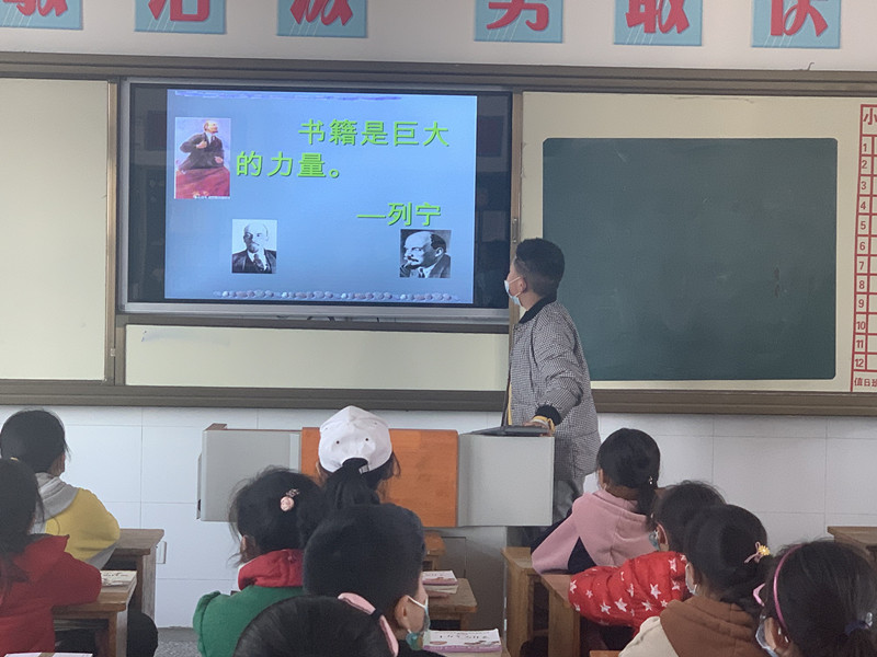 我校开展以“影响我的一本好书”为主题的班会活动