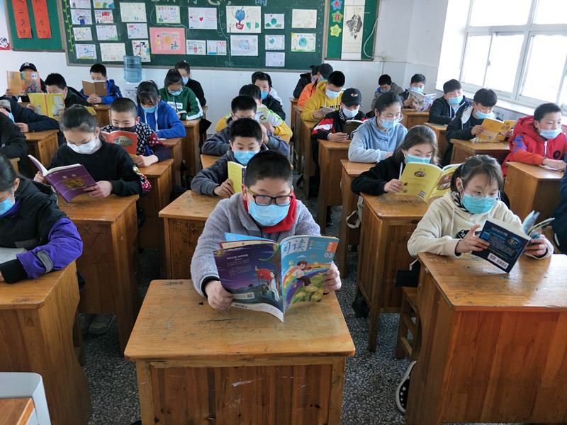 我校开展以“影响我的一本好书”为主题的班会活动