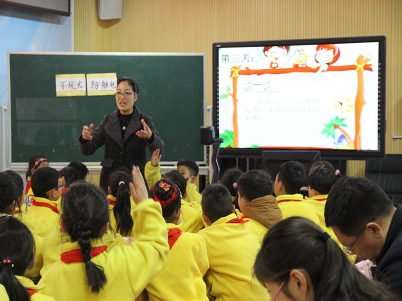 市乡村骨干教师王玮小学品德培育站赛课活动在我校举行
