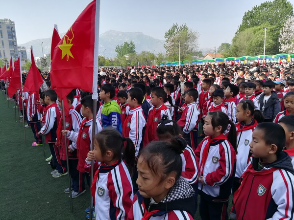 我校举行“习课间礼仪 做童心少年”主题升旗仪式