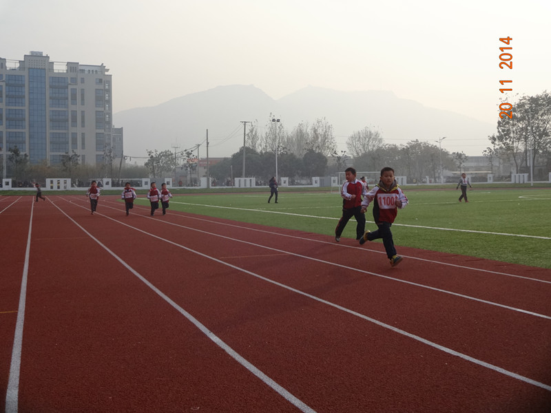 师专二附小举行2014年秋季田径运动会暨“阳光体育冬季百日长跑活动”启动仪式