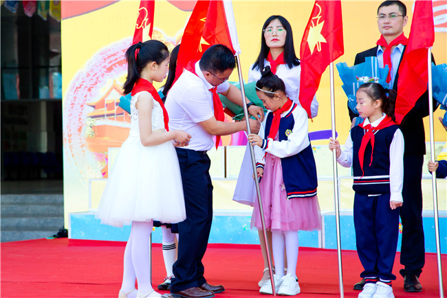迎贺祖国七十华诞，争做新时代好队员