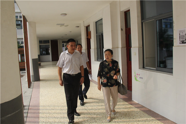 市直责任督学到师专二附小督导开学工作