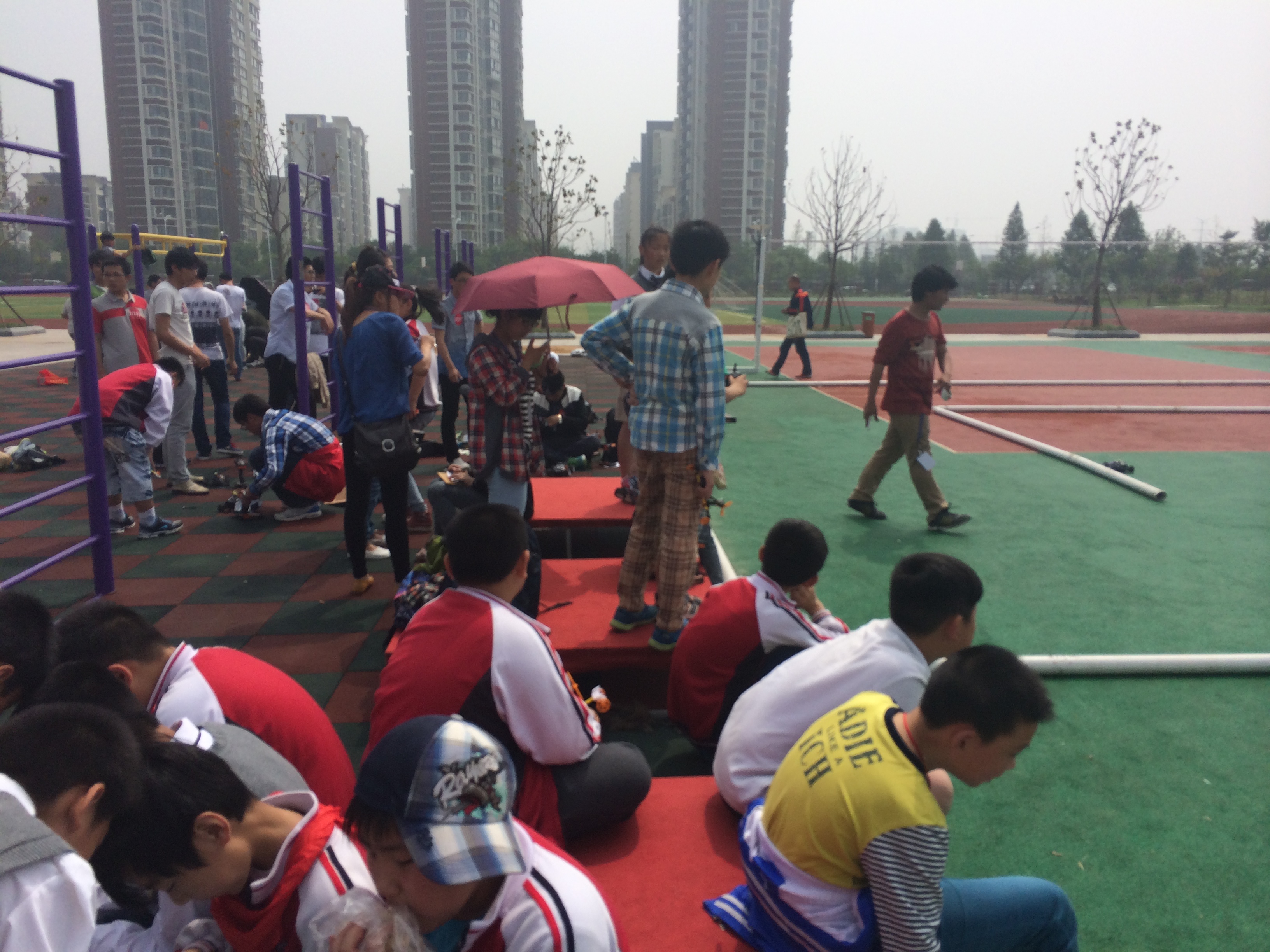 我校代表队参加市科技模型车模比赛