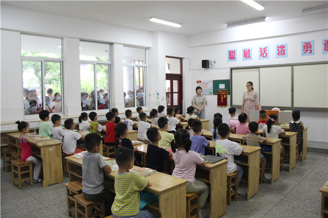 我校一年级新生来校报到啦！