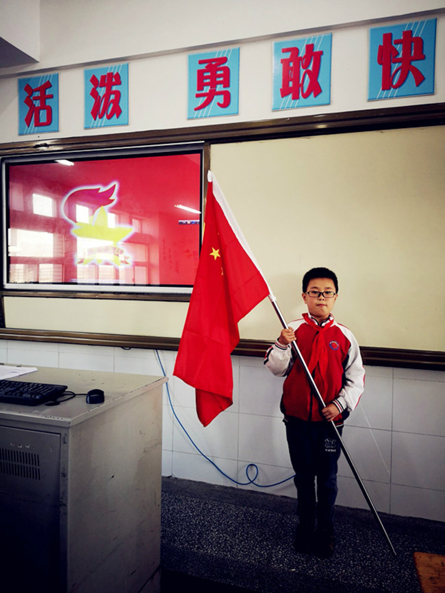 我们在队旗下合个影，争做新时代好队员