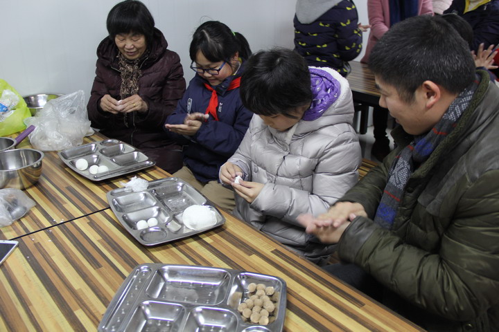 迎元宵佳节 品传统美味——师专二附小教育集团开展元宵节亲子活动