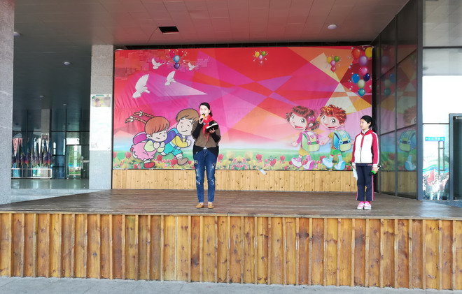 我校举行“习课间礼仪 做童心少年”主题升旗仪式