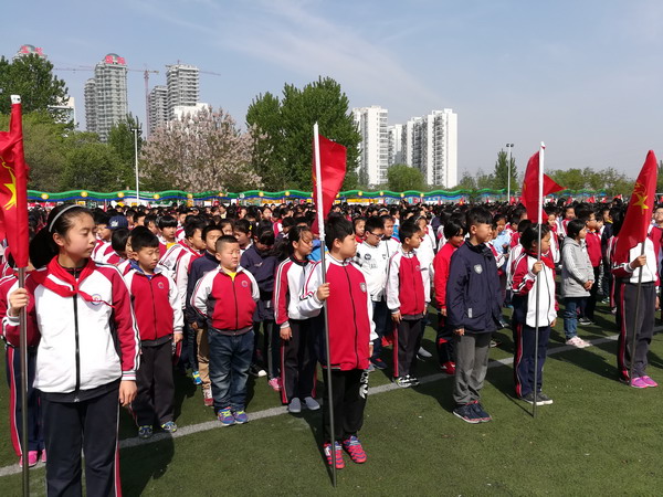 我校举行“习课间礼仪 做童心少年”主题升旗仪式