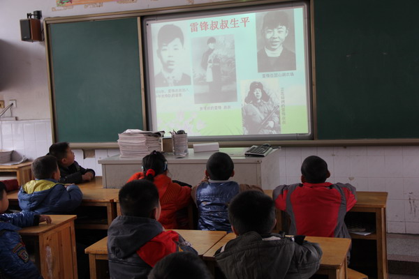 我校举行“学习雷锋好榜样 为民族复兴添能量”主题中队会