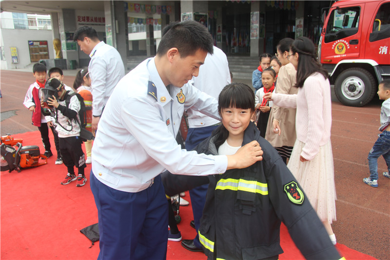 学习自救自护，搭建生命绿洲
