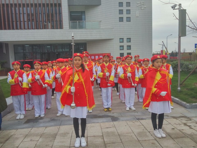 我集团少先队仪仗队应邀参加海州高中校庆演出
