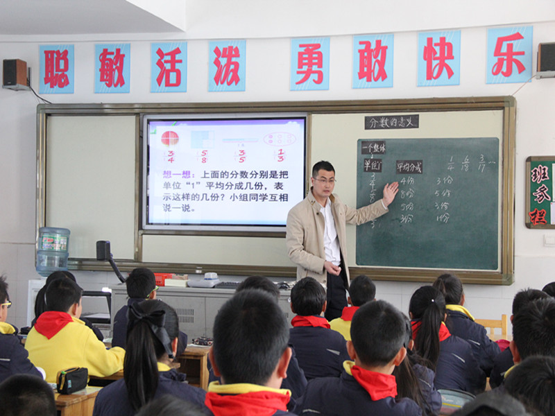 连云港市直属小学教学视导走进师专二附小