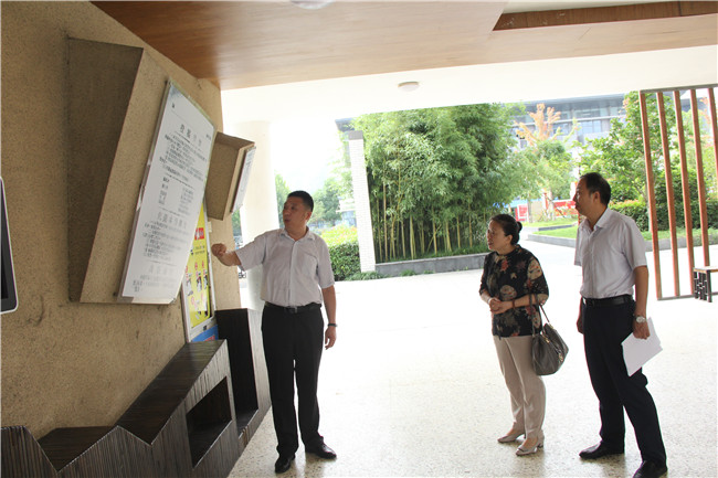 市直责任督学到师专二附小督导开学工作