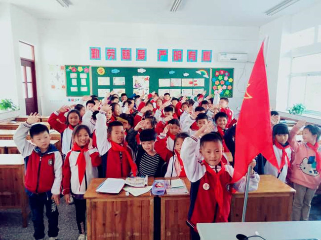 我们在队旗下合个影，争做新时代好队员