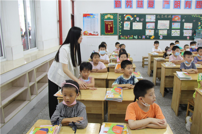 我校一年级新生来校报到啦！